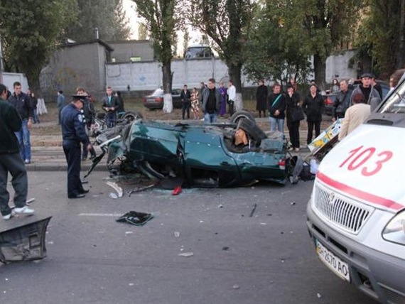 Масштабна аварія в Одесі: через п'яного водія BMW автомобілі переверталися, димилися і розбивалися насм'ятку 1