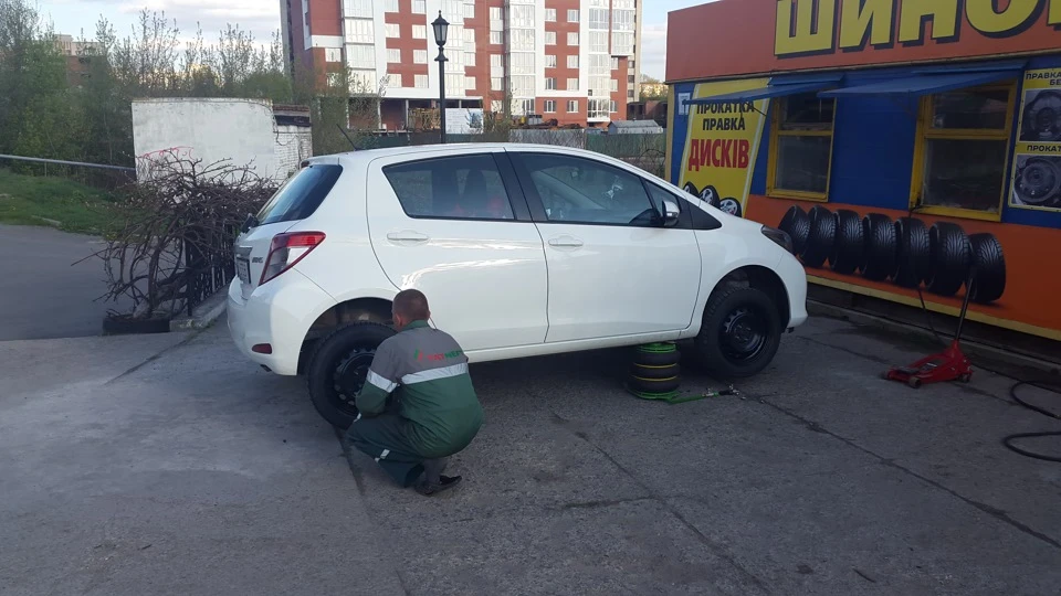 Літні ноги взуті ...
