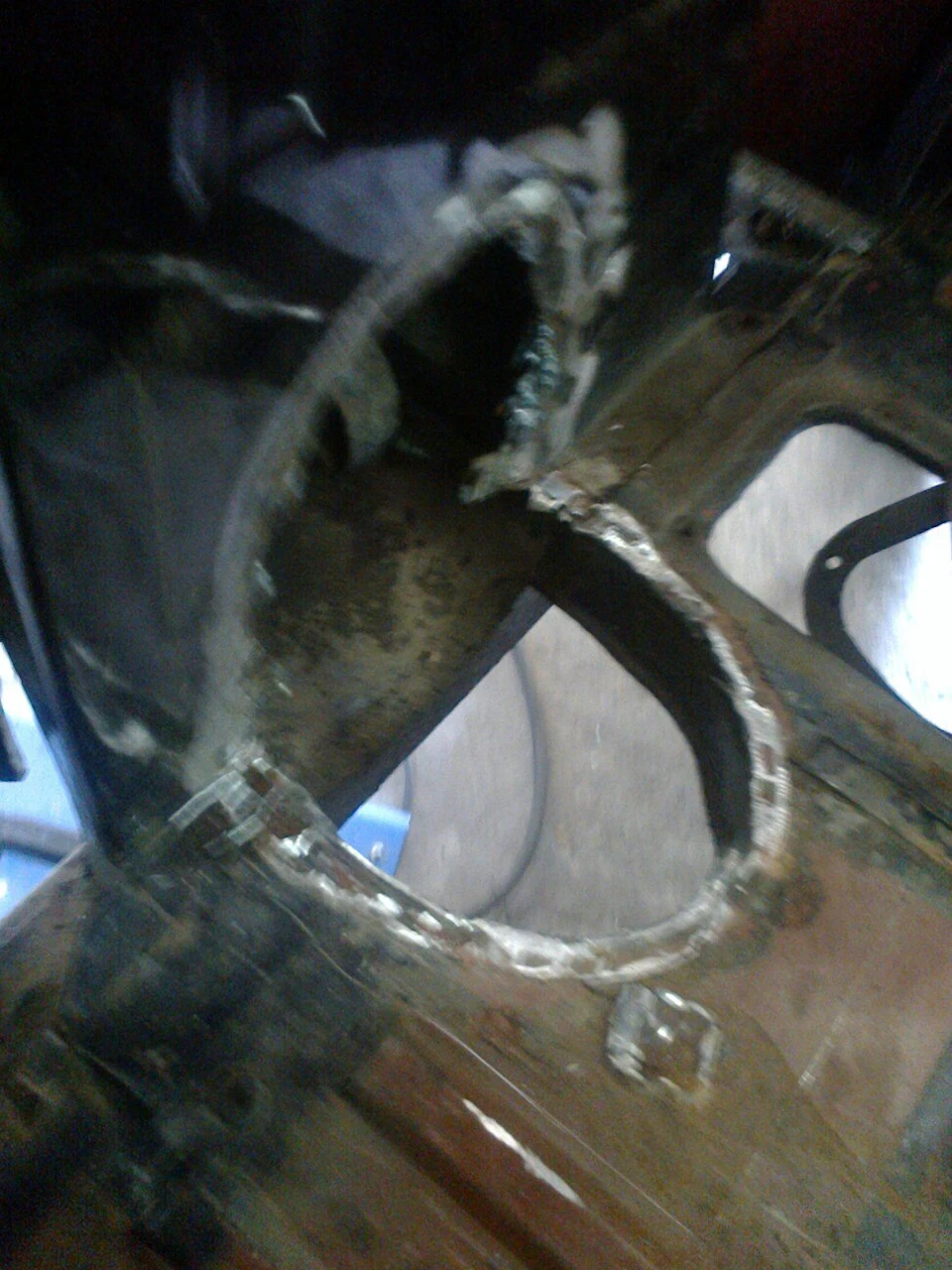 Видаляємо старі горловини бензобаків.