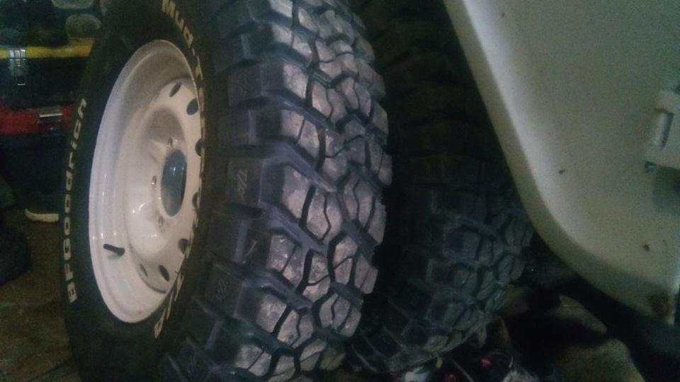 BF Goodrich 235/85/16 Mud-Terrain T/A KM2 120/116Q 4