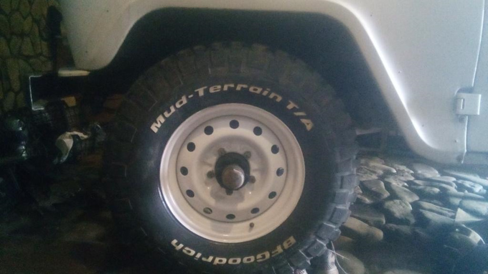 BF Goodrich 235/85/16 Mud-Terrain T/A KM2 120/116Q 5