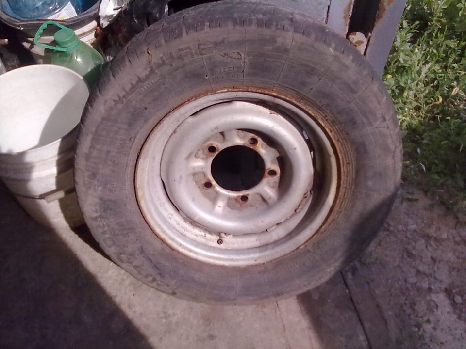 Продам 2 покришки І-195 і два Волгодиски 5