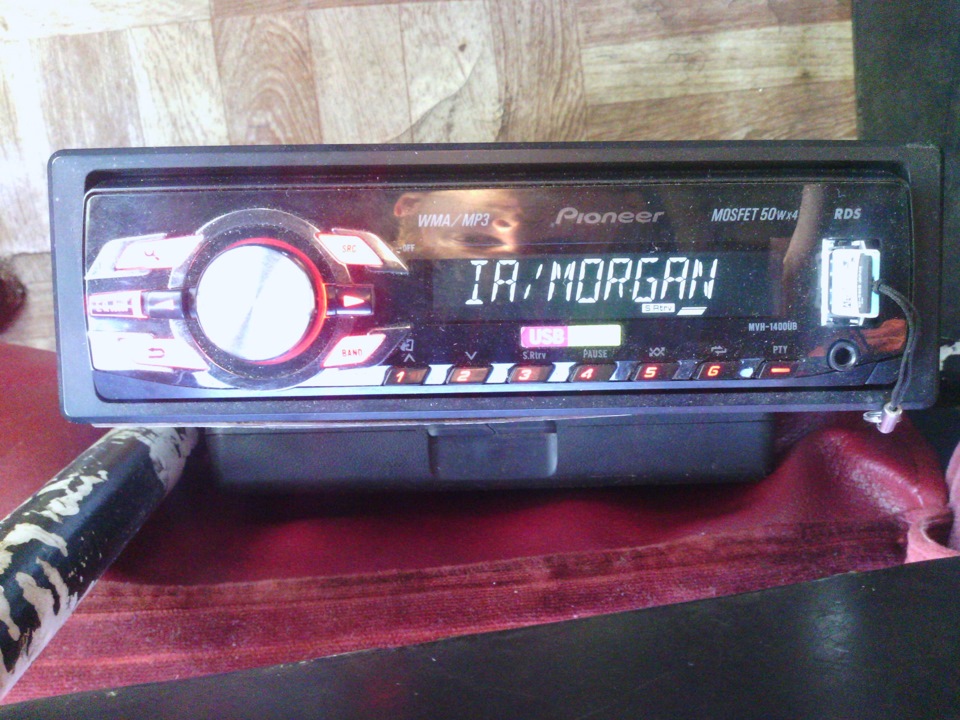 Pioneer MVH-1400UB + Pioneer TS-A6913I 1