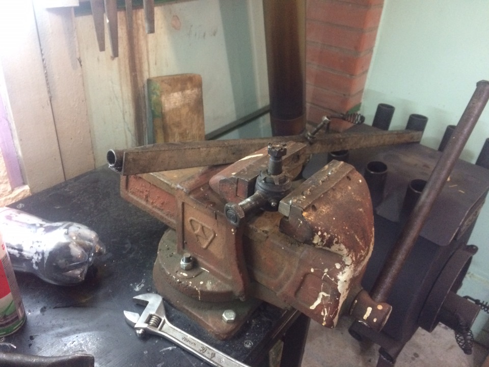 Рульовий наконечник газель. Сходження в гаражних умовах. Заміна хрестовин заднього кардана 2