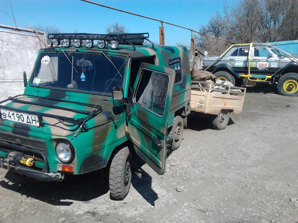 Вихідний, вихідний час повозиться біля машини. 1