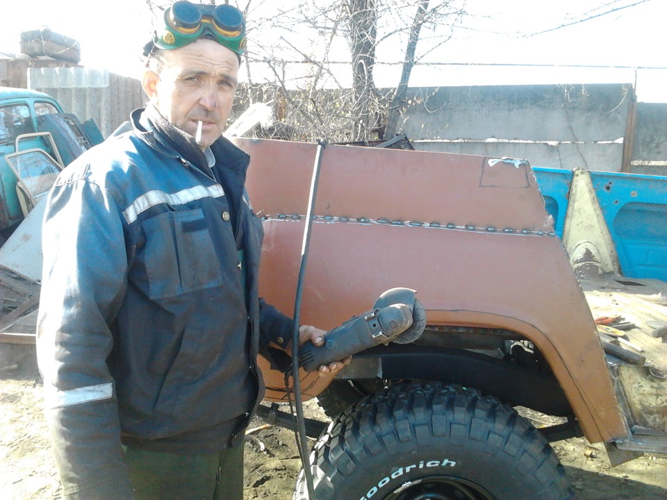 Вихідний, вихідний час повозиться біля машини. 3