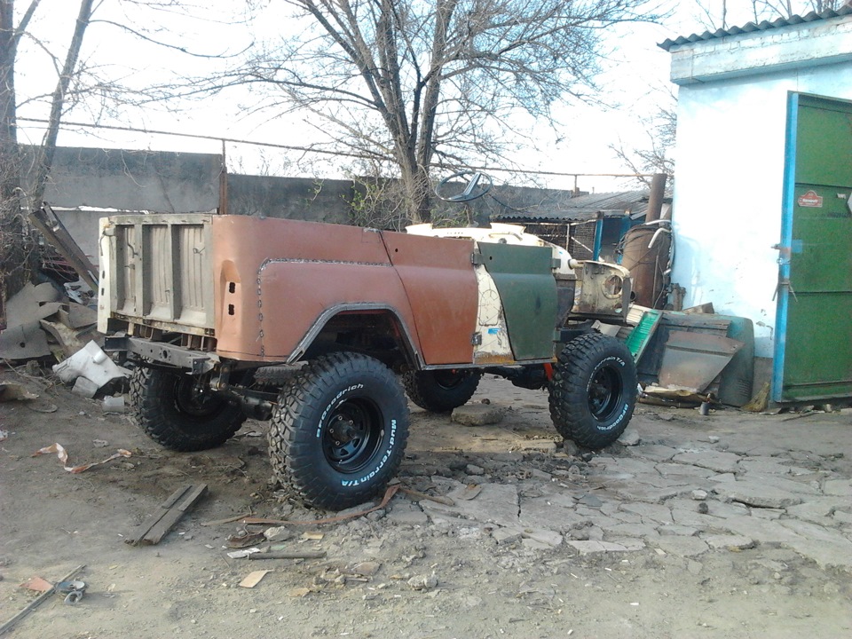 Вихідний, вихідний час повозиться біля машини. 5