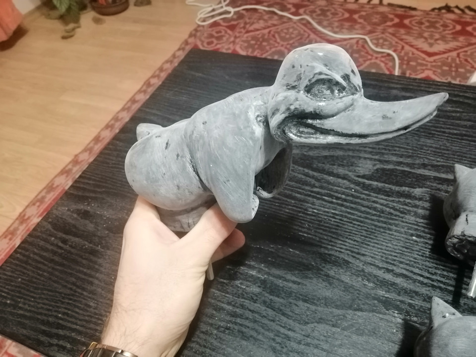 Зла качка на капот 2