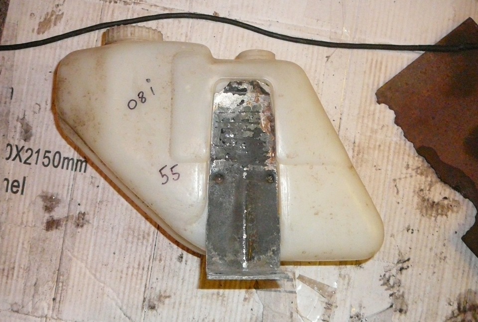 Кріплення бачка омивайки 3