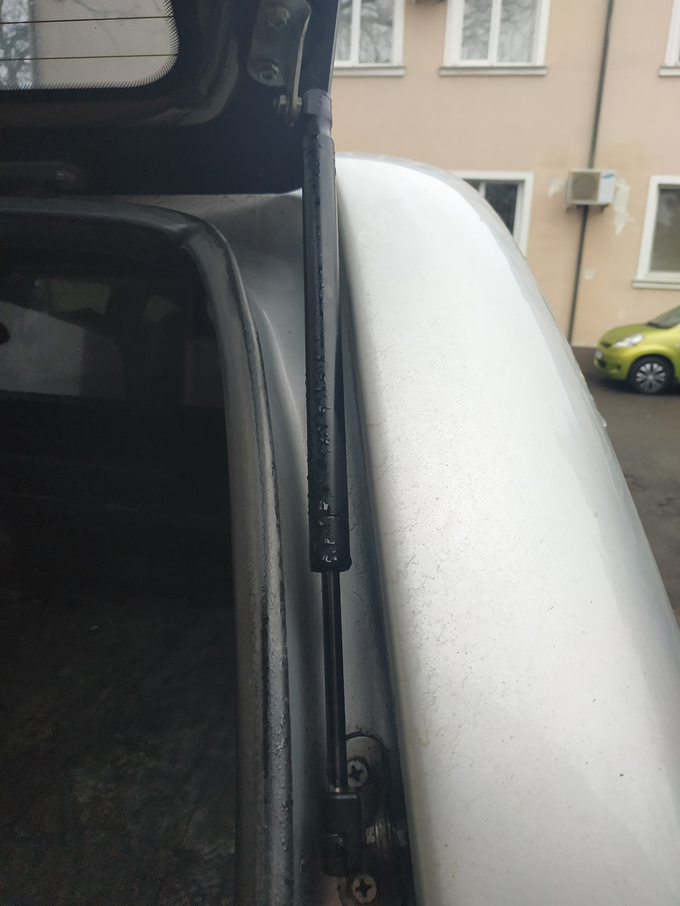Заміна амортизаторів на кунзі кузова VW AMAROK. 3