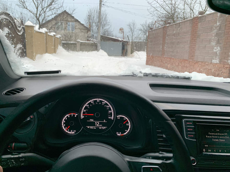 Завалило снігом: пузотерка з ланцюгами 2