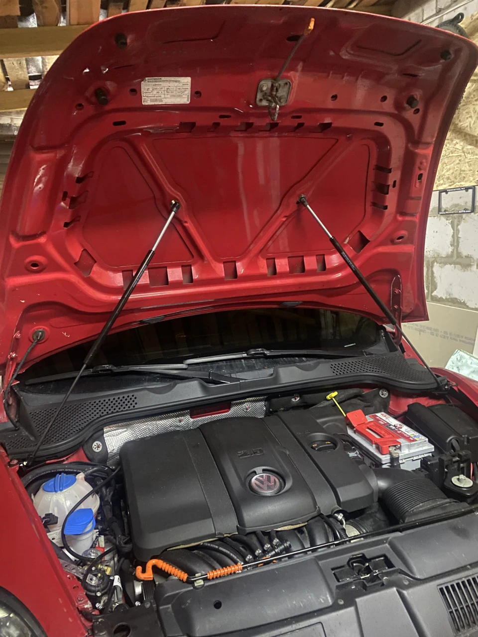 Газові упори капота на Beetle