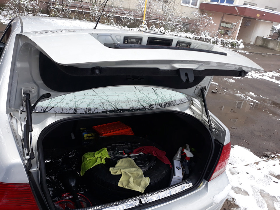 HECKKLAPPE OFFEN. Відкрив багажник. 1