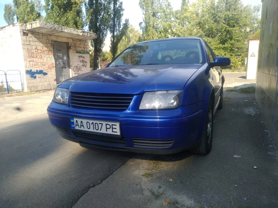 Заварив виїмку на капоті