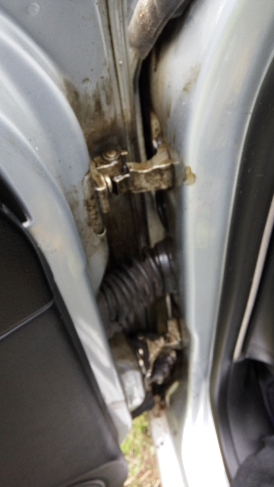 Чистота скрізь. Миття петель дверей. 5