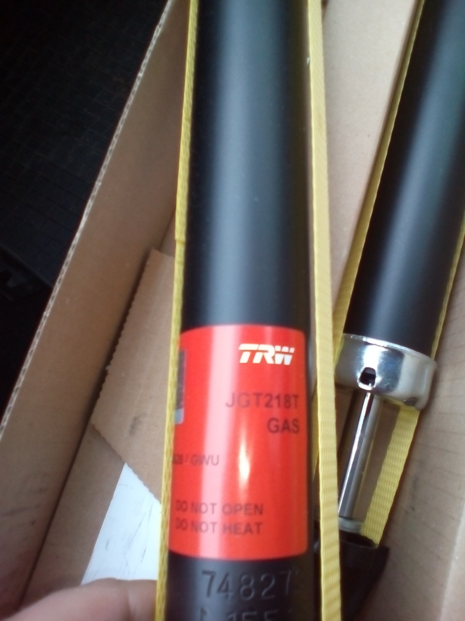 Задні амортизатори TRW. 4