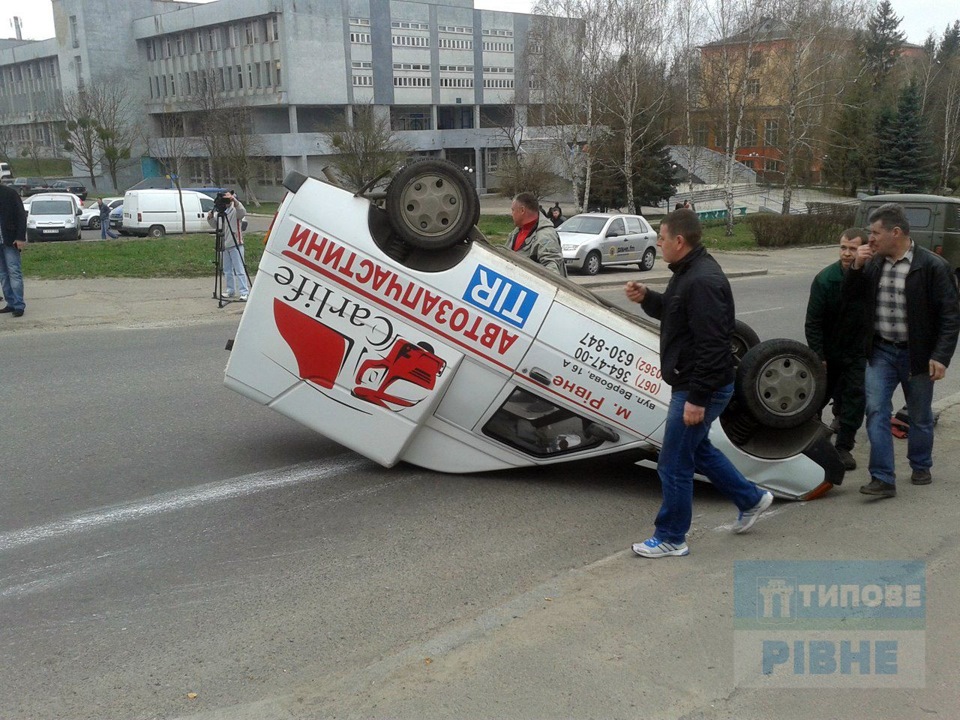 У Рівному авто приземлилось на… дах 5