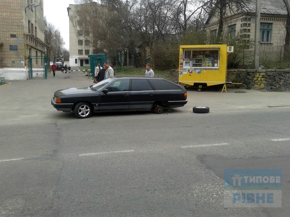 У Рівному авто приземлилось на… дах 2
