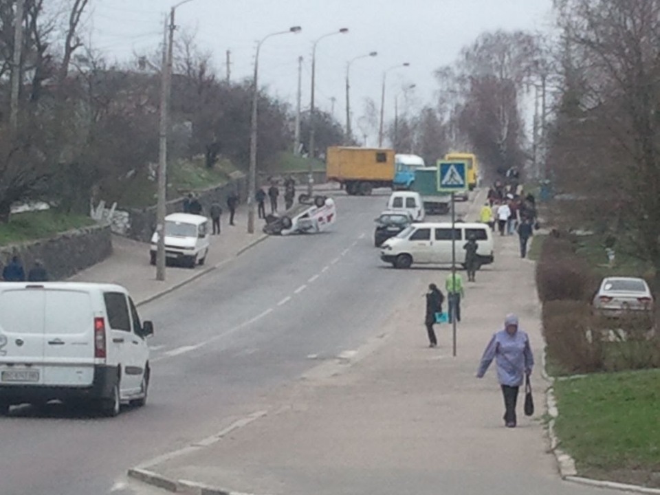 У Рівному авто приземлилось на… дах 4