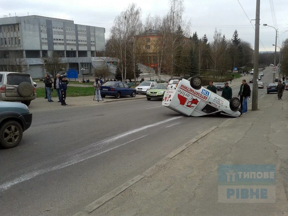 У Рівному авто приземлилось на… дах