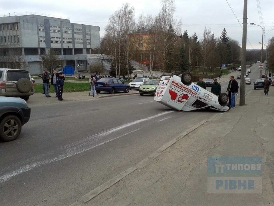 У Рівному авто приземлилось на… дах 1