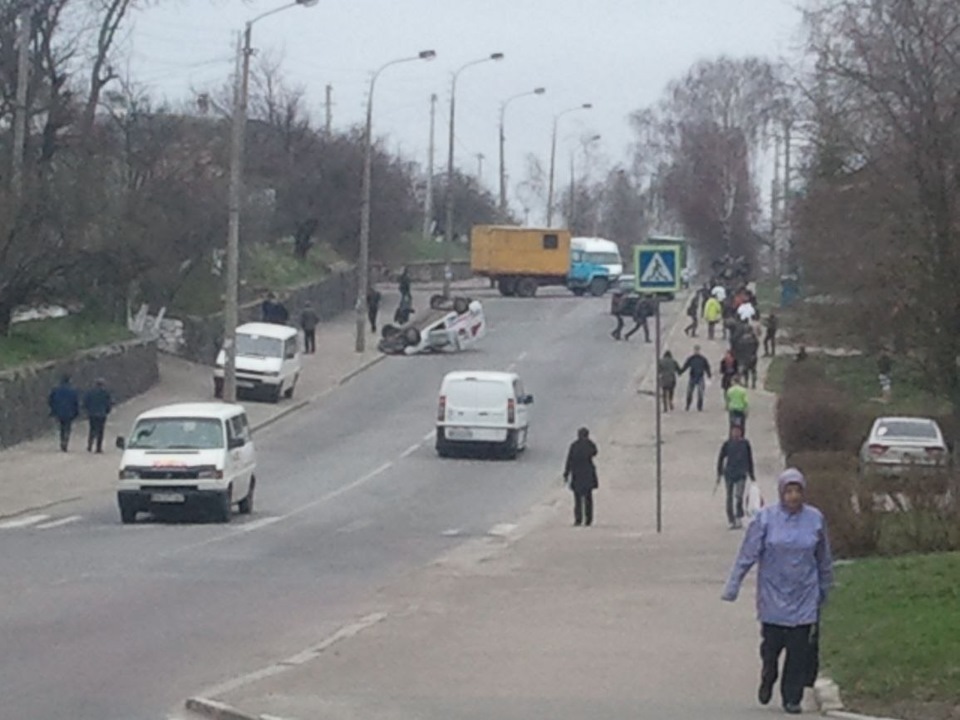 У Рівному авто приземлилось на… дах 3