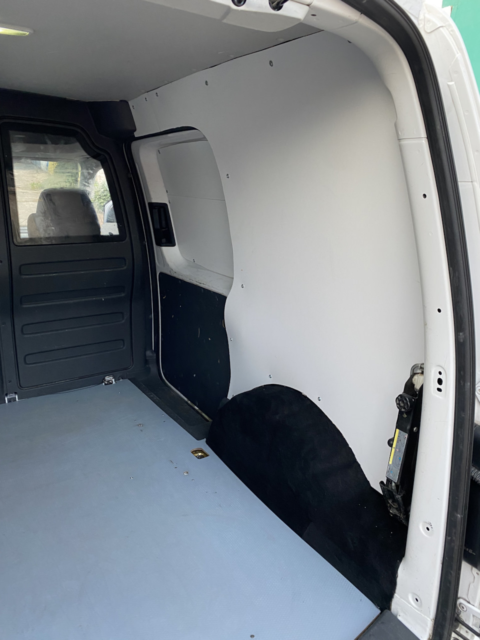 Обшивка стінок та арок вантажного відсіку Caddy 5