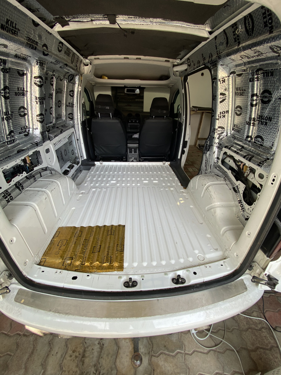 Шумоізоляція вантажного відсіку Caddy 3