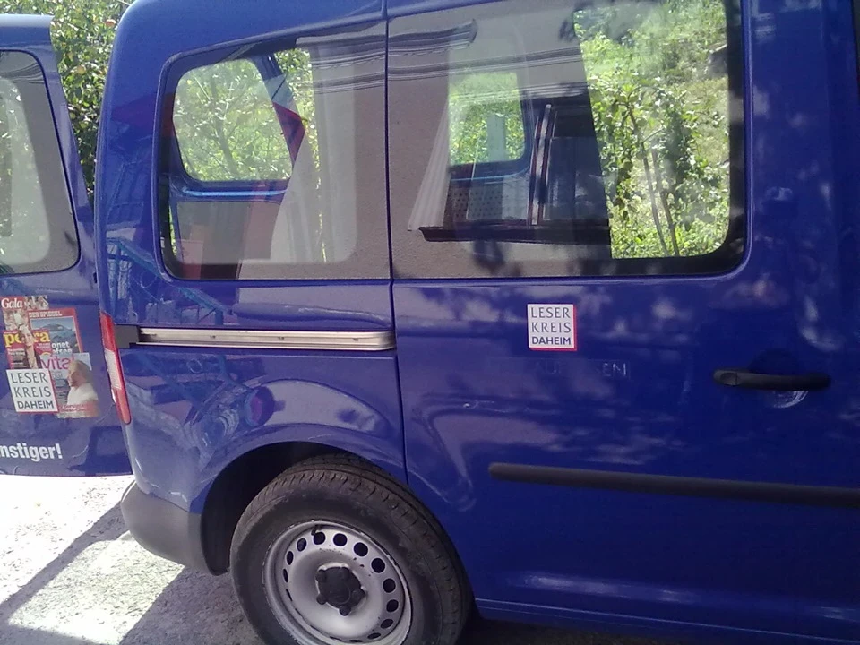 Знявши кілька наклейок.