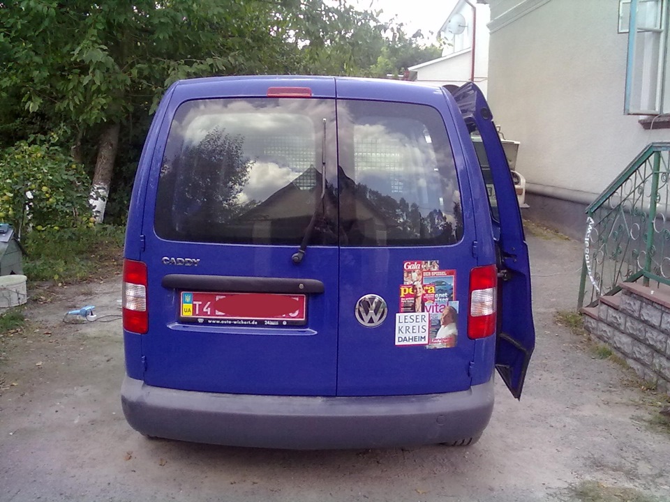 Знявши кілька наклейок. 3