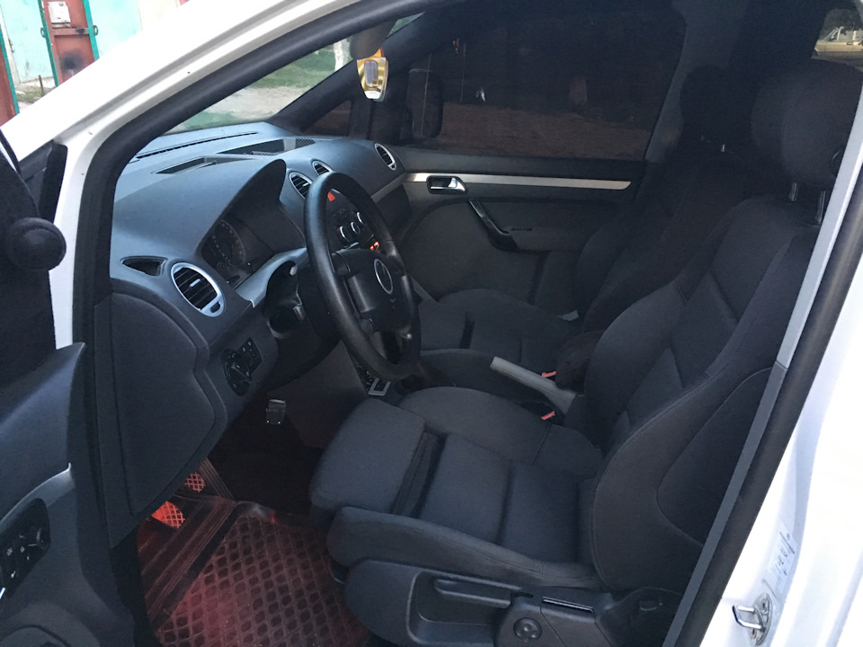 Встановлення сидінь від Audi A4 B6 s-line Recaro 3