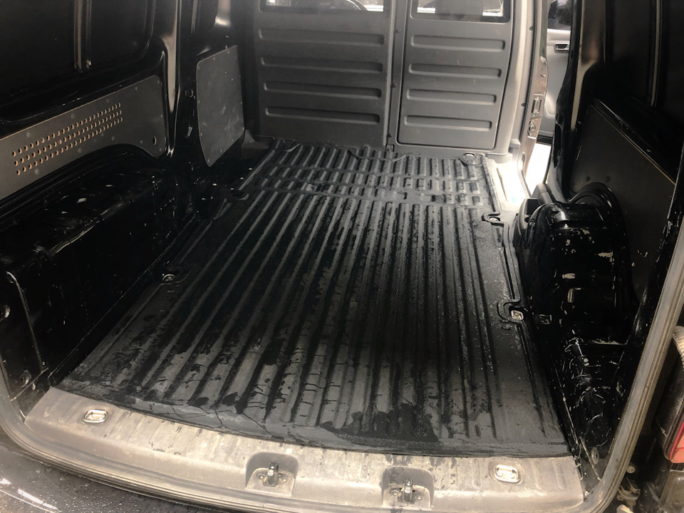 Caddy Maxi килим у вантажний відсік 1