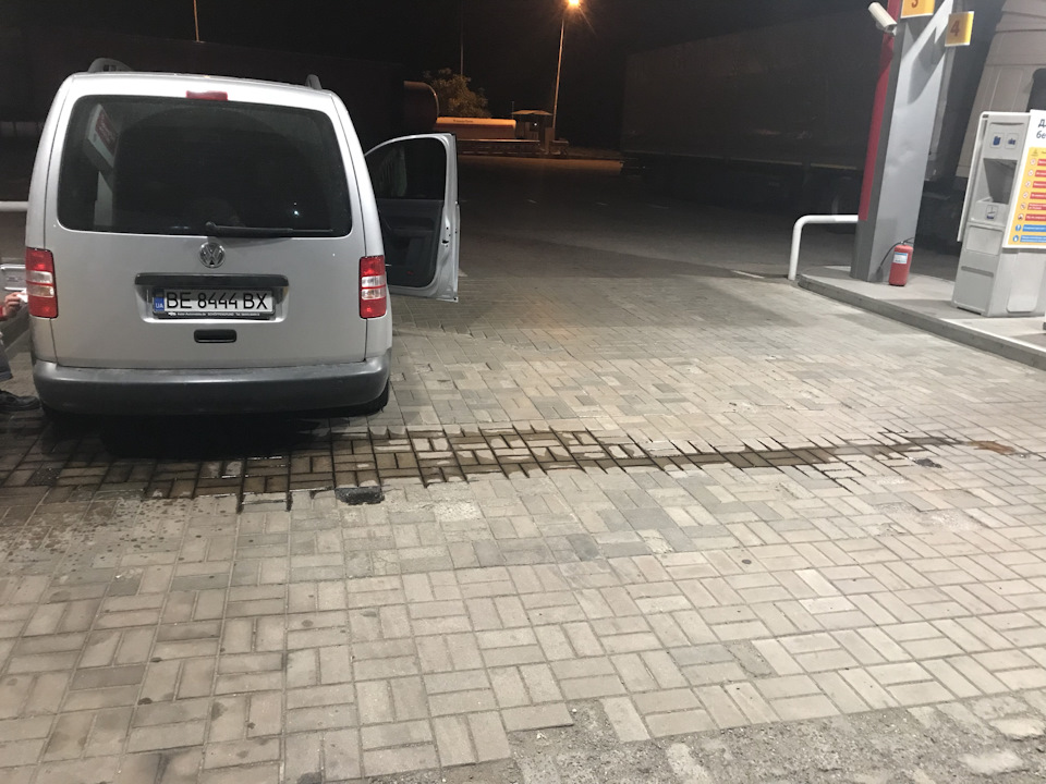 Бок на заправке 1