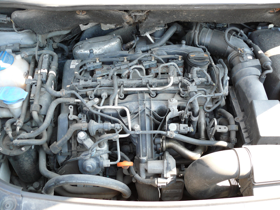 #42 Кришка двигуна VW 03L103925R 4