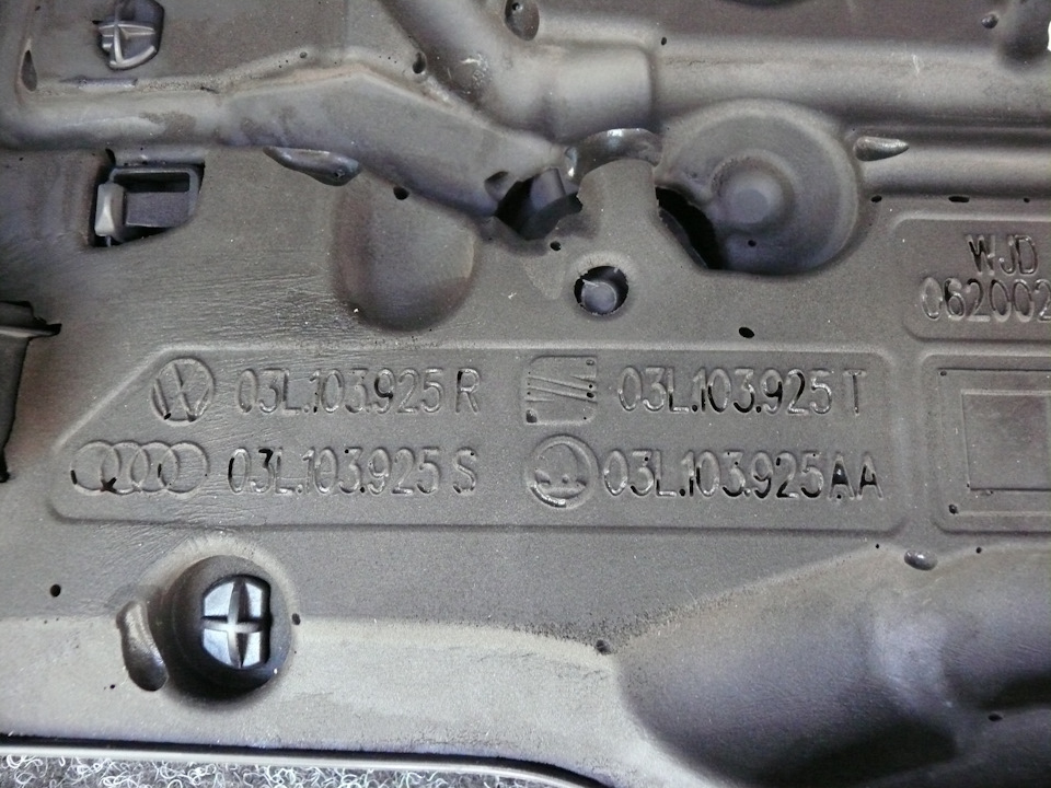 #42 Кришка двигуна VW 03L103925R 3