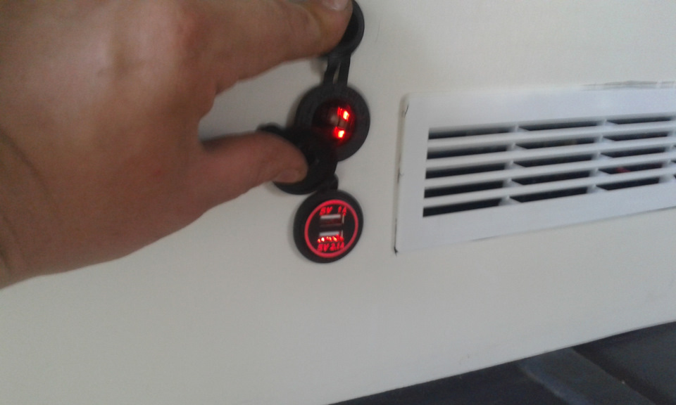 Задня USB-розетка та прикурювач. 5