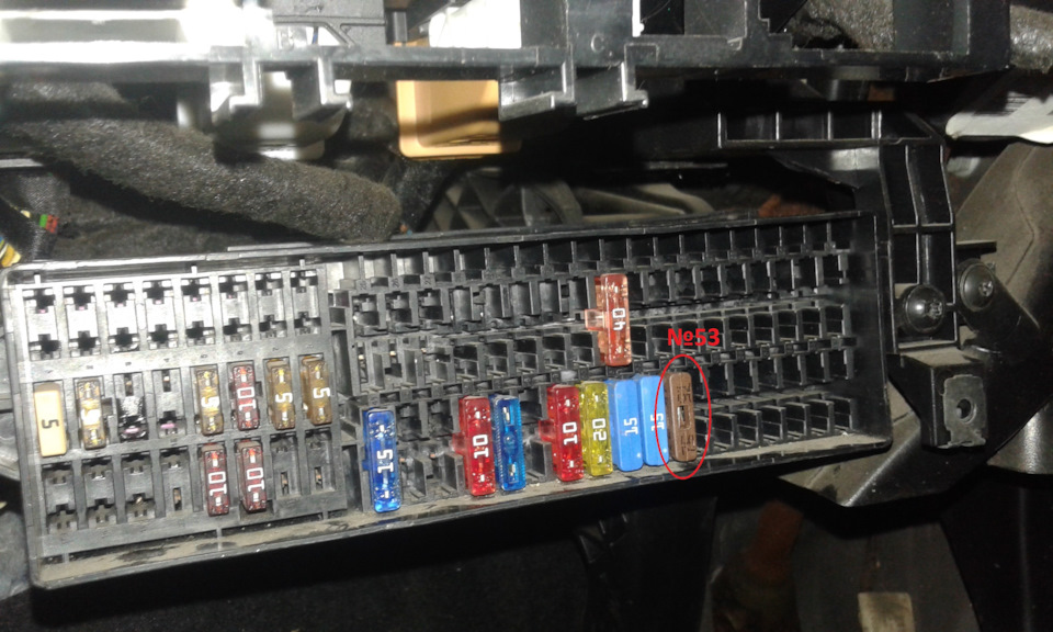 Задня USB-розетка та прикурювач. 3