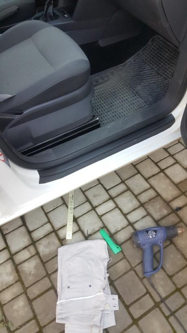 Наклейки на пороги з карбону своїми руками 2