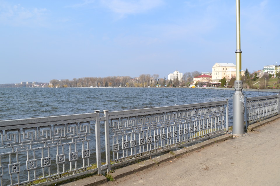 Надибав фото весняні біля озера і Надставної Церкви 4