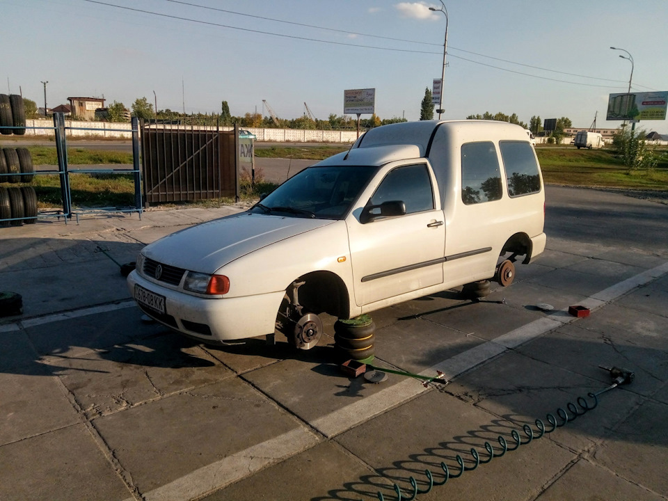 Погнули диск, порізали шину і перевзулися на зиму. 3