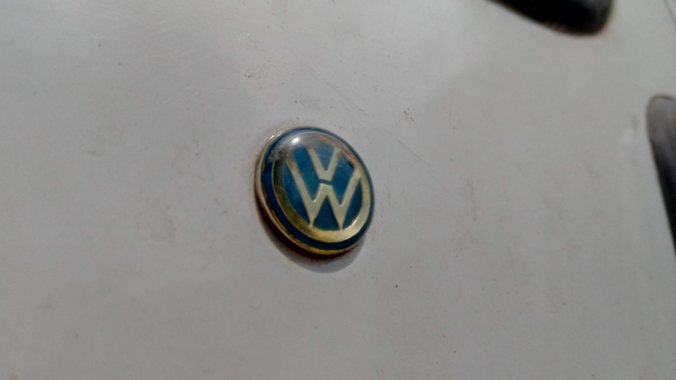 Рідний оригінальний знак VW на багажник. 3