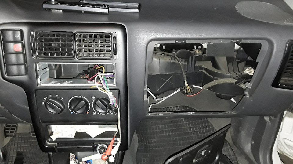 Зарядний пристрій для телефону з вбудованим автомобілем. 3