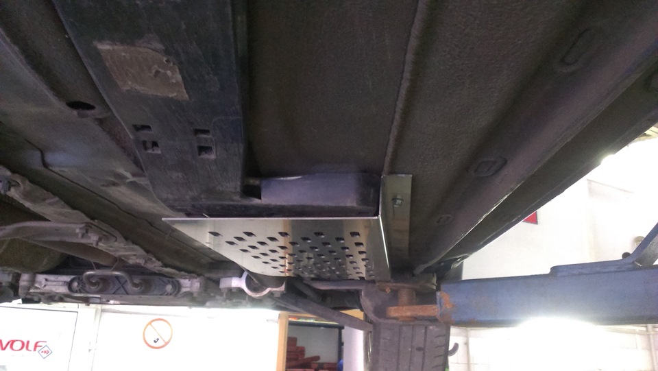 Захист паливо дроту та радіатора охолодження обратки VW Caddy 2