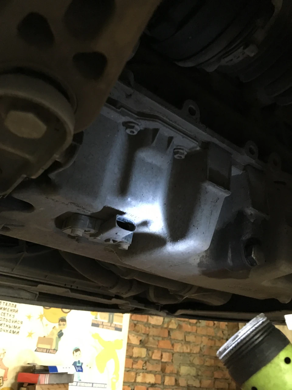 Ось що буває, коли немає захисту ( Фішка датчика рівня масла в піддоні )