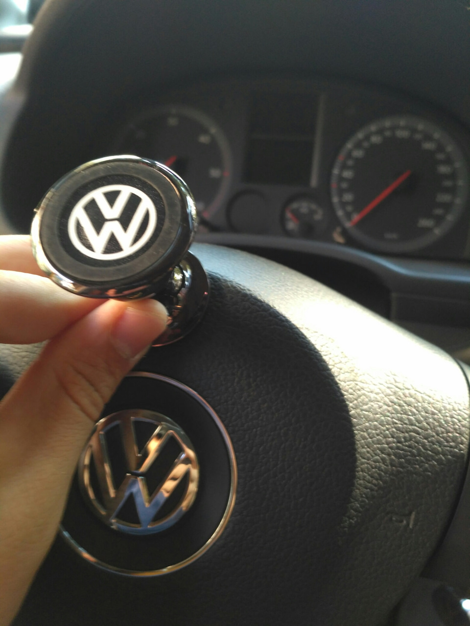 Магнітний тримач телефону з лого VW 3
