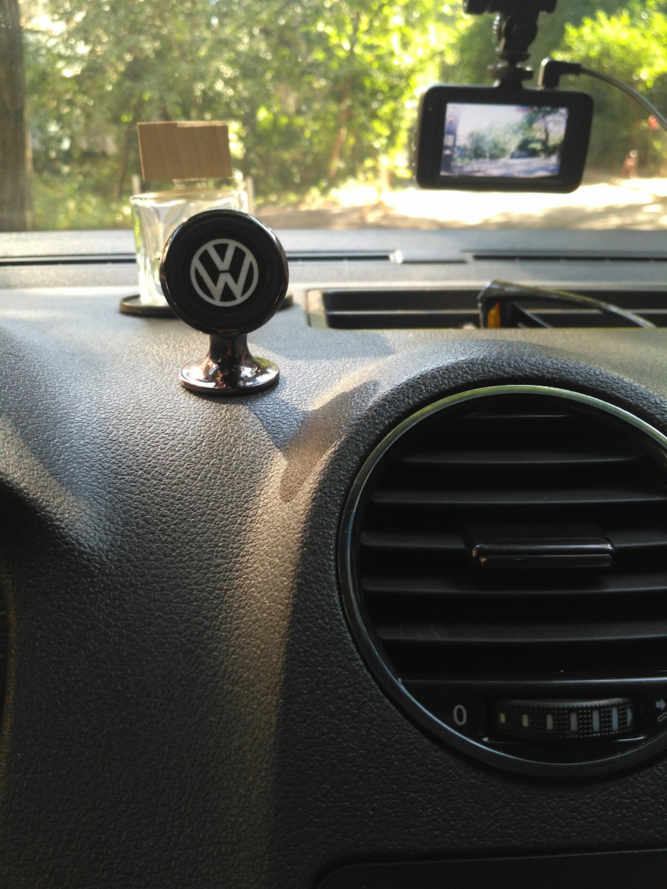 Магнітний тримач телефону з лого VW 2