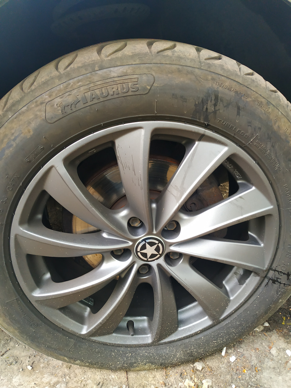 Поставив диски R18 5/120 гума 235/55 5