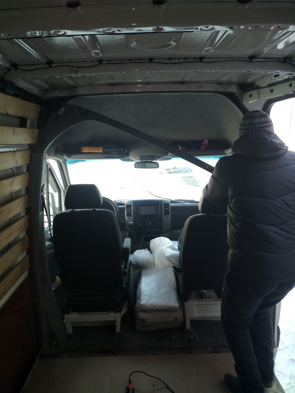 обклеювання автомобільною тканиною перегородки салону з вантажовідсіком 4