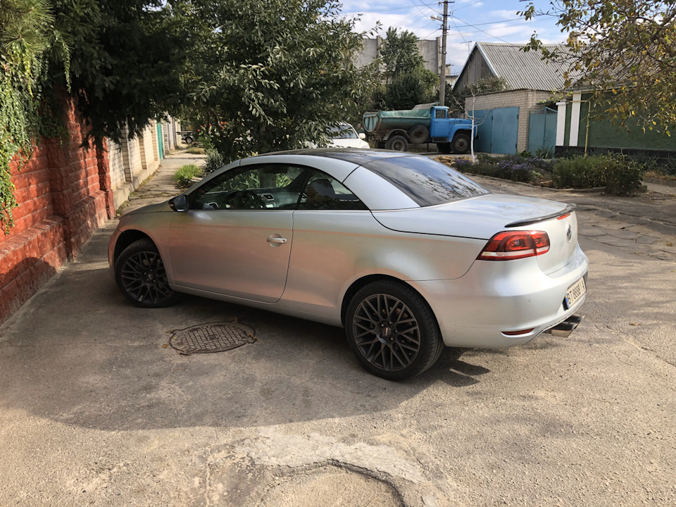 VW EOS - Встановлення пластикових порогів 5