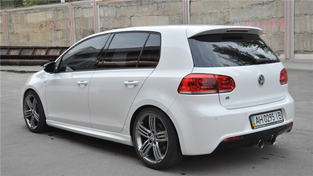 VW EOS - Встановлення пластикових порогів 1
